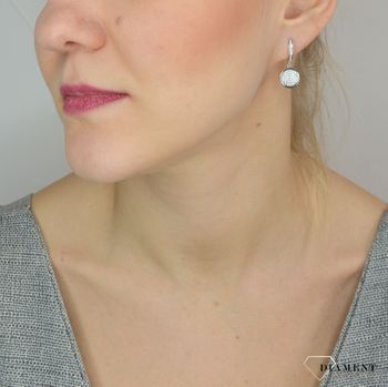 Srebrne kolczyki 925 wiszące z cyrkonią K BY 142 0123 Srebrne kolczyki wiszące cyrkonię. Kolczyki zostały wykonane z najwyższej jakości srebra próby 925. Kolczyki z wygodnym zapięciem na sztyft. Kolczyki to świetny pomysł na prezent (4).JPG